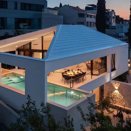 Stunning Luxury Sandorin Private Seaside Oasis With Pool, Jacuzzi & Gym In Villa Sutivan