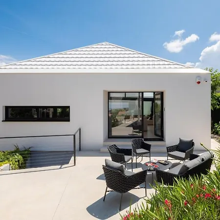 Stunning Luxury Sandorin Private Seaside Oasis With Pool, Jacuzzi & Gym In * Sutivan
