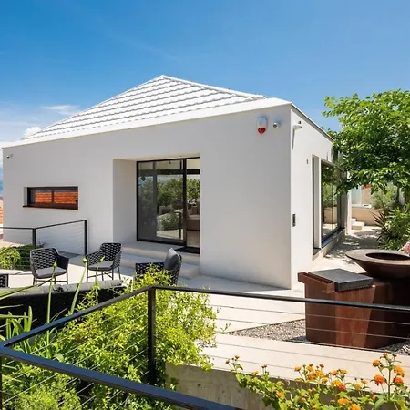 Villa Stunning Luxury Sandorin Private Seaside Oasis With Pool, Jacuzzi & Gym In Sutivan