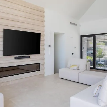Villa Stunning Luxury Sandorin Private Seaside Oasis With Pool, Jacuzzi & Gym In Sutivan