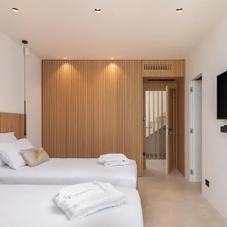 Stunning Luxury Sandorin Private Seaside Oasis With Pool, Jacuzzi & Gym In Villa Sutivan