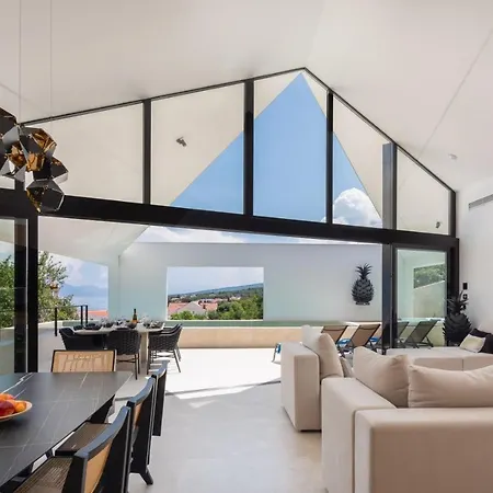 Luxury Sandorin With Heated Pool, Jacuzzi & Sauna Villa