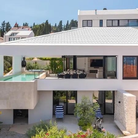 Stunning Luxury Sandorin Private Seaside Oasis With Pool, Jacuzzi & Gym In Villa Sutivan