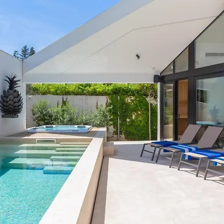 Villa Stunning Luxury Sandorin Private Seaside Oasis With Pool, Jacuzzi & Gym In *