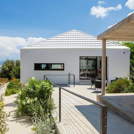 Luxury Sandorin With Heated Pool, Jacuzzi & Sauna Villa *