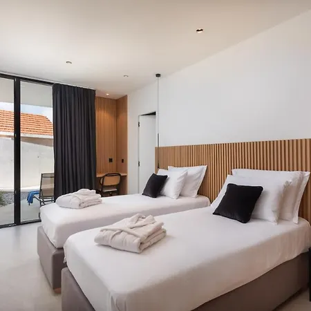 Luxury Sandorin With Heated Pool, Jacuzzi & Sauna Villa *