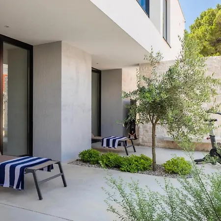Stunning Luxury Sandorin Private Seaside Oasis With Pool, Jacuzzi & Gym In Villa