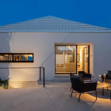 Villa Stunning Luxury Sandorin Private Seaside Oasis With Pool, Jacuzzi & Gym In Sutivan