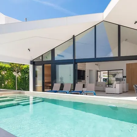 Villa Stunning Luxury Sandorin Private Seaside Oasis With Pool, Jacuzzi & Gym In