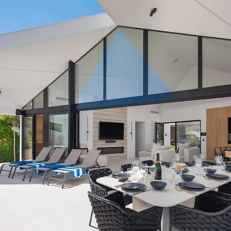 Luxury Sandorin With Heated Pool, Jacuzzi & Sauna Villa *