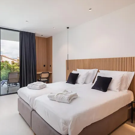Stunning Luxury Sandorin Private Seaside Oasis With Pool, Jacuzzi & Gym In Sutivan