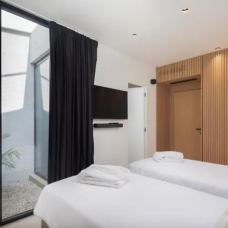 Luxury Sandorin With Heated Pool, Jacuzzi & Sauna Villa