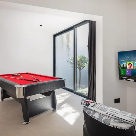 Luxury Sandorin With Heated Pool, Jacuzzi & Sauna Sutivan