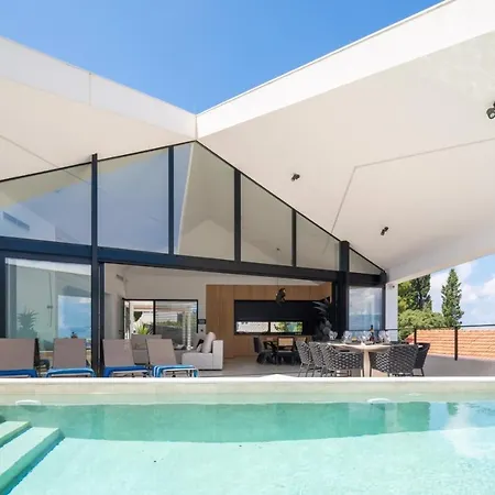 Villa Stunning Luxury Sandorin Private Seaside Oasis With Pool, Jacuzzi & Gym In Sutivan