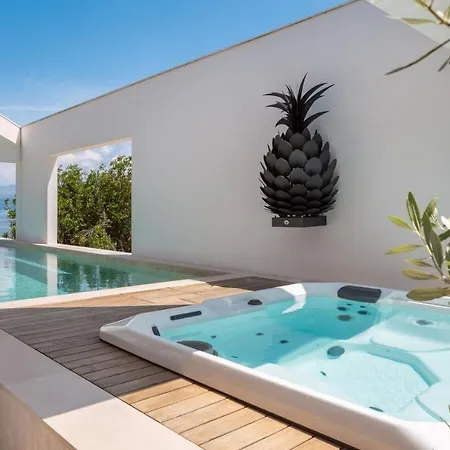 Luxury Sandorin With Heated Pool, Jacuzzi & Sauna
