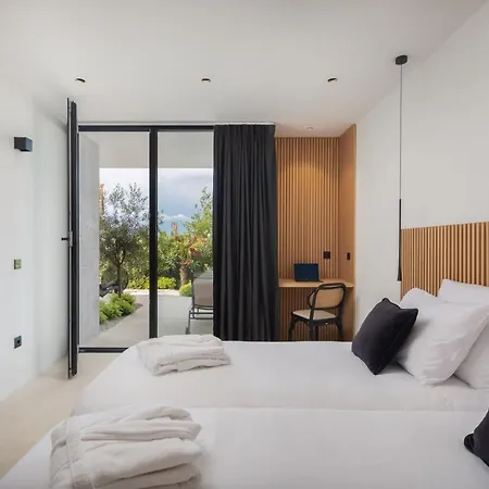 Luxury Sandorin With Heated Pool, Jacuzzi & Sauna Villa