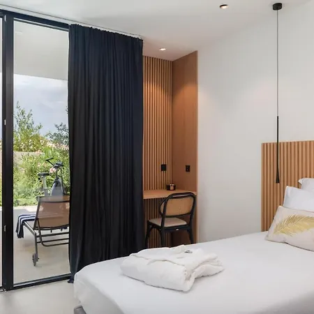 Stunning Luxury Sandorin Private Seaside Oasis With Pool, Jacuzzi & Gym In * Sutivan