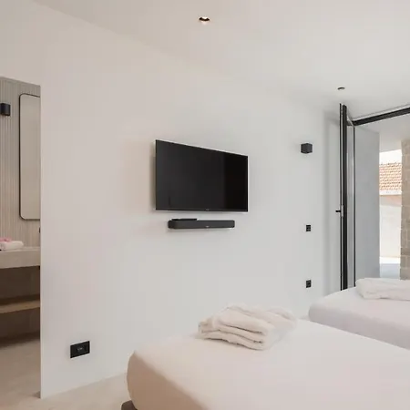 Luxury Sandorin With Heated Pool, Jacuzzi & Sauna Villa *