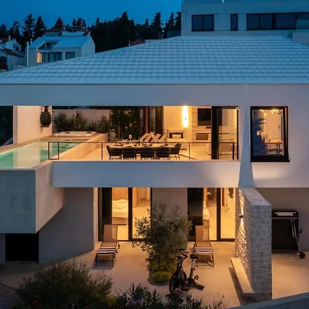 Stunning Luxury Sandorin Private Seaside Oasis With Pool, Jacuzzi & Gym In Villa Sutivan