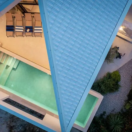 Stunning Luxury Sandorin Private Seaside Oasis With Pool, Jacuzzi & Gym In Villa Sutivan